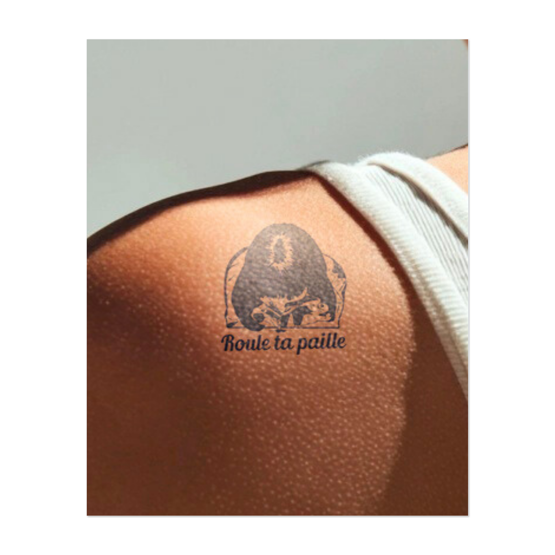 Una donna con la testa china, circondata dal fumo e con una frase giocosa: "Rotola la tua cannuccia". Questo tatuaggio simboleggia l'espressione di sé, il relax e un atteggiamento spensierato, ideale per chi apprezza l'individualità e vive senza giudizi.