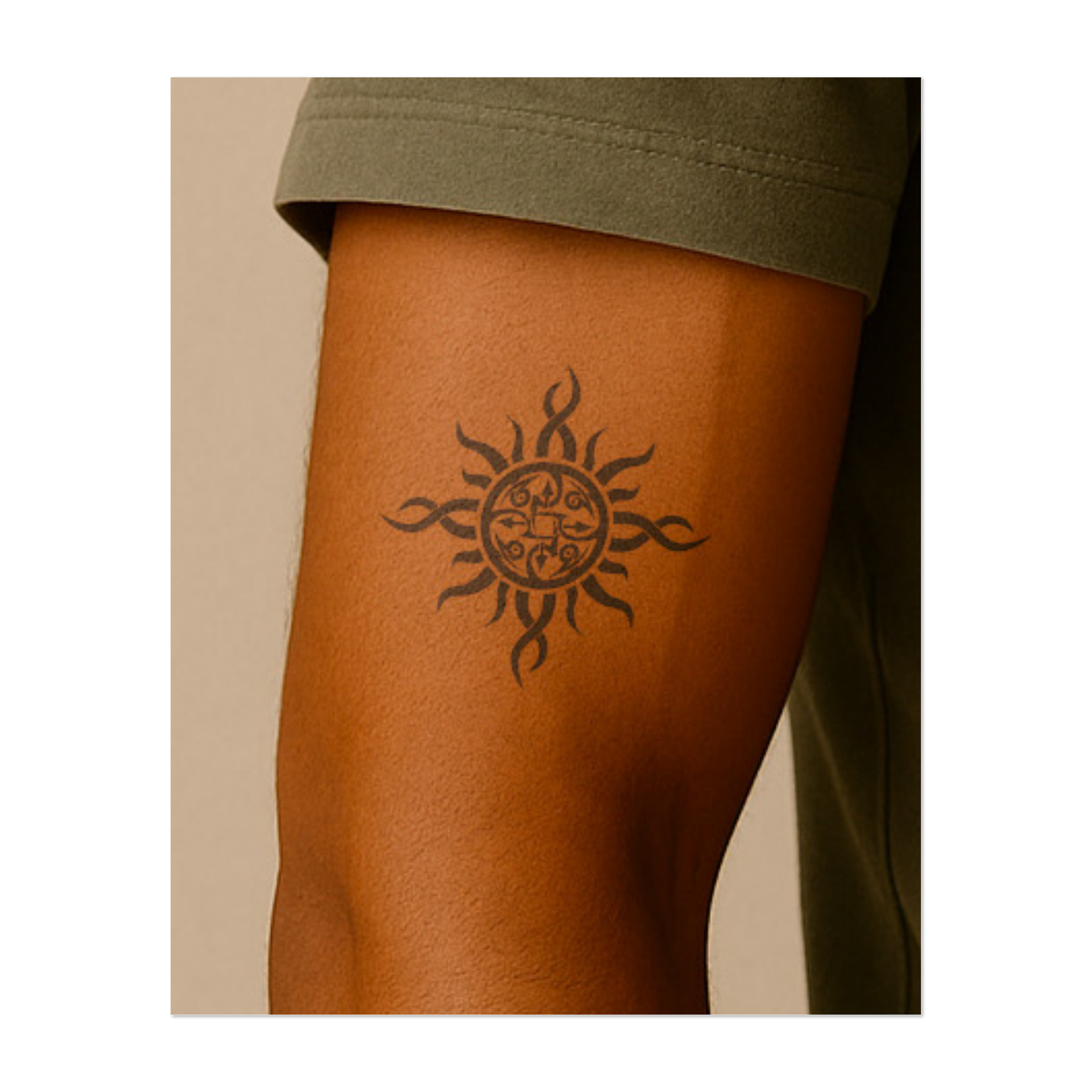 Un sole con raggi vorticosi che circondano un motivo circolare centrale. Questo tatuaggio rappresenta il ciclo della vita, l'energia e l'eterno rinnovamento, perfetto per chi crede nella crescita costante e nel potere dell'universo.