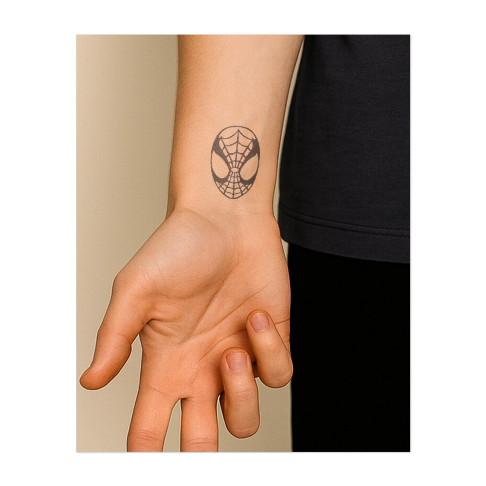 L'iconica maschera di Spider-Man con dettagli a ragnatela. Questo tatuaggio rappresenta l'agilità, la responsabilità e l'eroe che è in noi, ideale per chi ammira l'equilibrio tra forza e compassione.