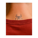 Un disegno di ragno potente e minimalista che incarna velocità, agilità e concentrazione. Questo tatuaggio è perfetto per chi apprezza il potere della pazienza, della perseveranza e dell'adattabilità.