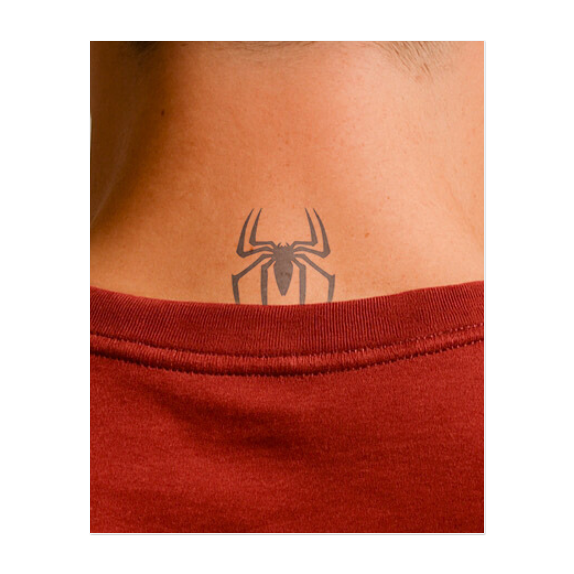 Un disegno di ragno potente e minimalista che incarna velocità, agilità e concentrazione. Questo tatuaggio è perfetto per chi apprezza il potere della pazienza, della perseveranza e dell'adattabilità.