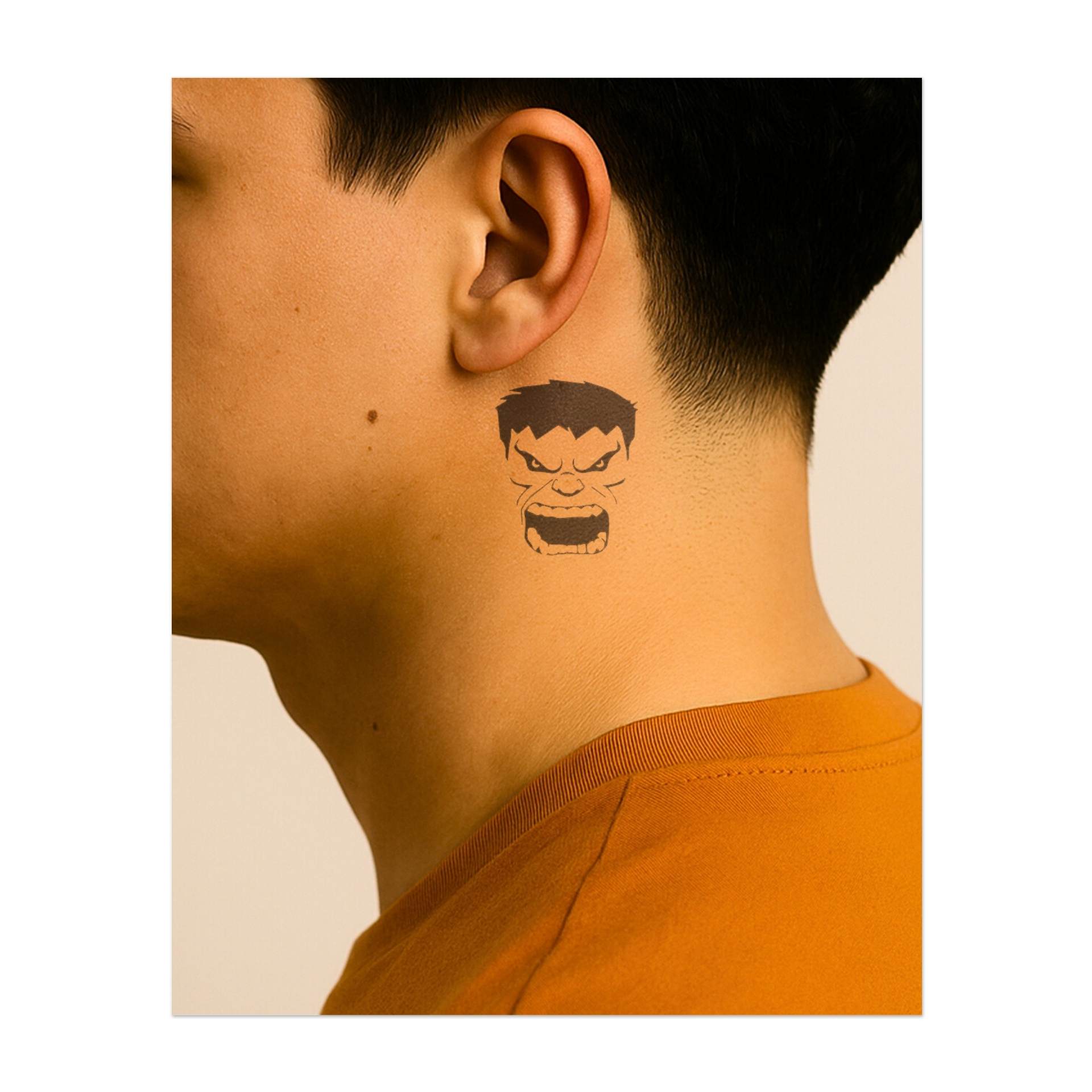 Il volto feroce di Hulk, traboccante di emozioni. Questo tatuaggio rappresenta potenza pura, rabbia e trasformazione, ideale per chi apprezza la forza e la capacità di superare gli ostacoli.