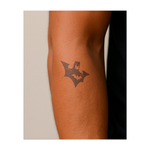 L'iconica silhouette di Batman a forma di pipistrello, che irradia forza e mistero. Questo tatuaggio simboleggia giustizia, coraggio e lotta per ciò che è giusto, ideale per chi accoglie l'eroe che è in lui.