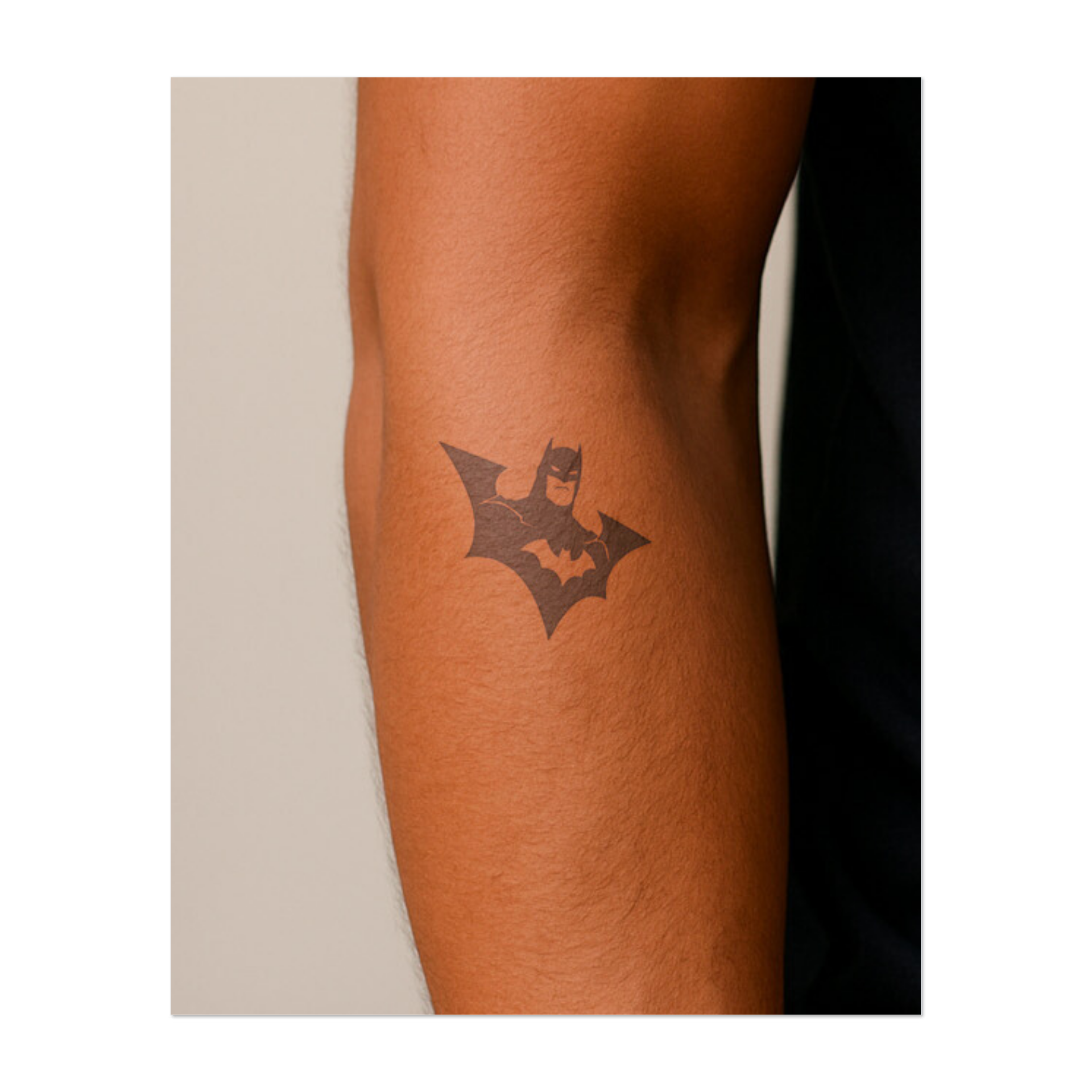 L'iconica silhouette di Batman a forma di pipistrello, che irradia forza e mistero. Questo tatuaggio simboleggia giustizia, coraggio e lotta per ciò che è giusto, ideale per chi accoglie l'eroe che è in lui.