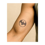 Il classico logo del pipistrello, audace e forte nel suo design. Questo tatuaggio rappresenta la vigilanza, la furtività e la volontà di proteggere, un tributo perfetto a coloro che si schierano dalla parte del Cavaliere Oscuro.