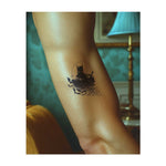 Una silhouette di Batman che emerge da un vortice di fumo per creare un'atmosfera misteriosa. Questo tatuaggio rappresenta la resilienza, la trasformazione e la forza che deriva dall'oscurità, ideale per coloro che trovano il loro potere superando le sfide.