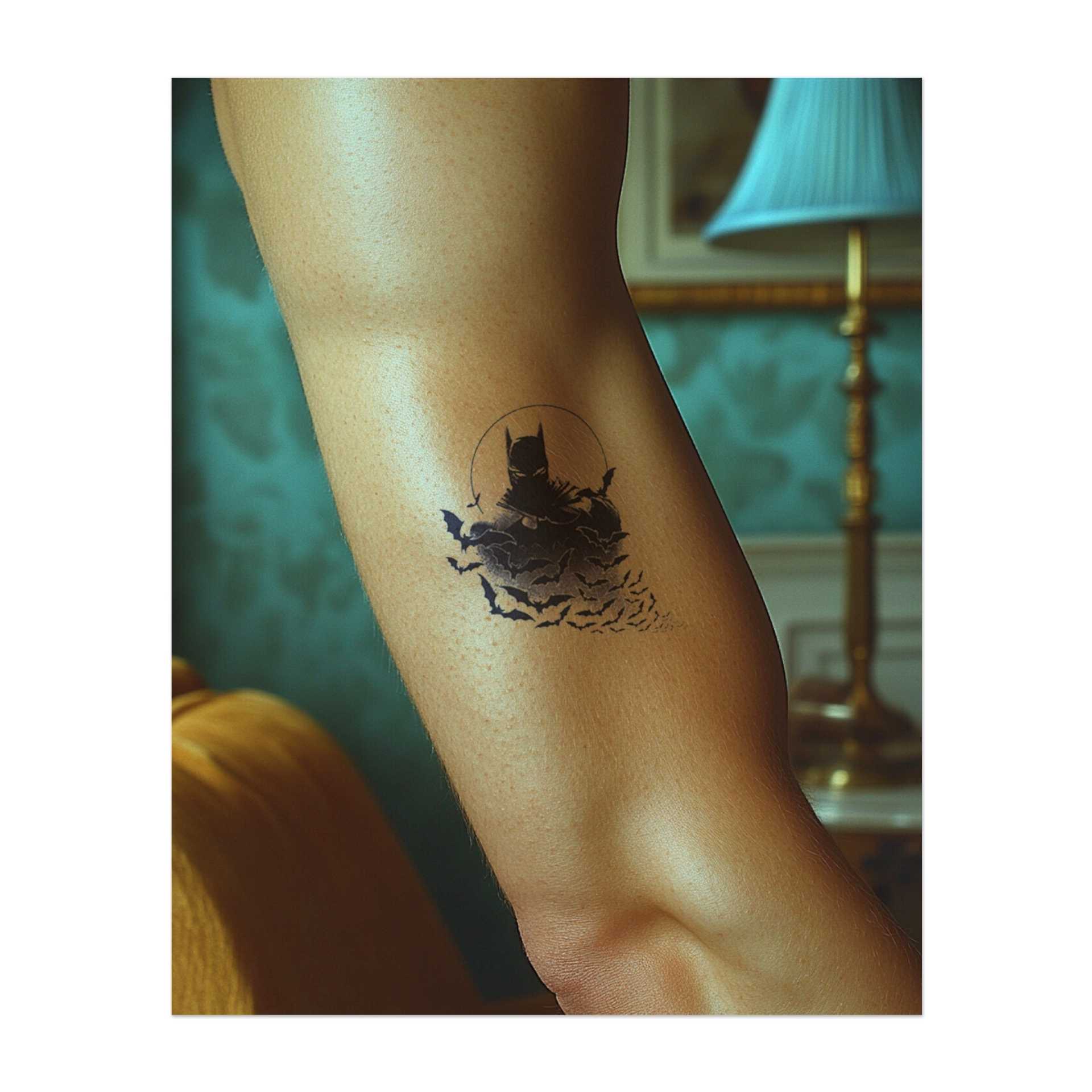 Una silhouette di Batman che emerge da un vortice di fumo per creare un'atmosfera misteriosa. Questo tatuaggio rappresenta la resilienza, la trasformazione e la forza che deriva dall'oscurità, ideale per coloro che trovano il loro potere superando le sfide.