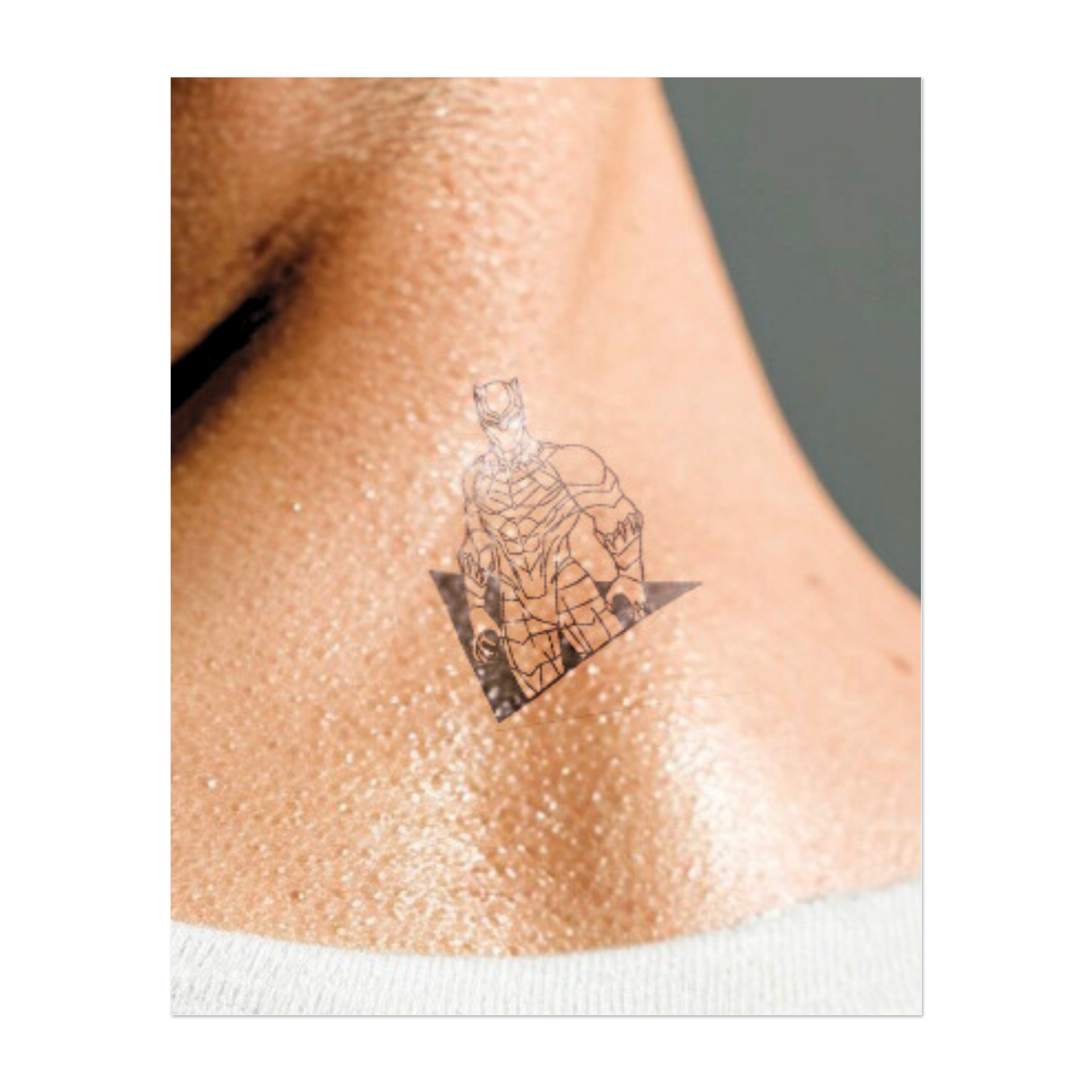 Un Batman elegante e corazzato, pronto alla battaglia. Questo tatuaggio simboleggia la preparazione, la forza e la natura protettiva di un eroe, perfetto per chi apprezza la sicurezza e la resilienza.