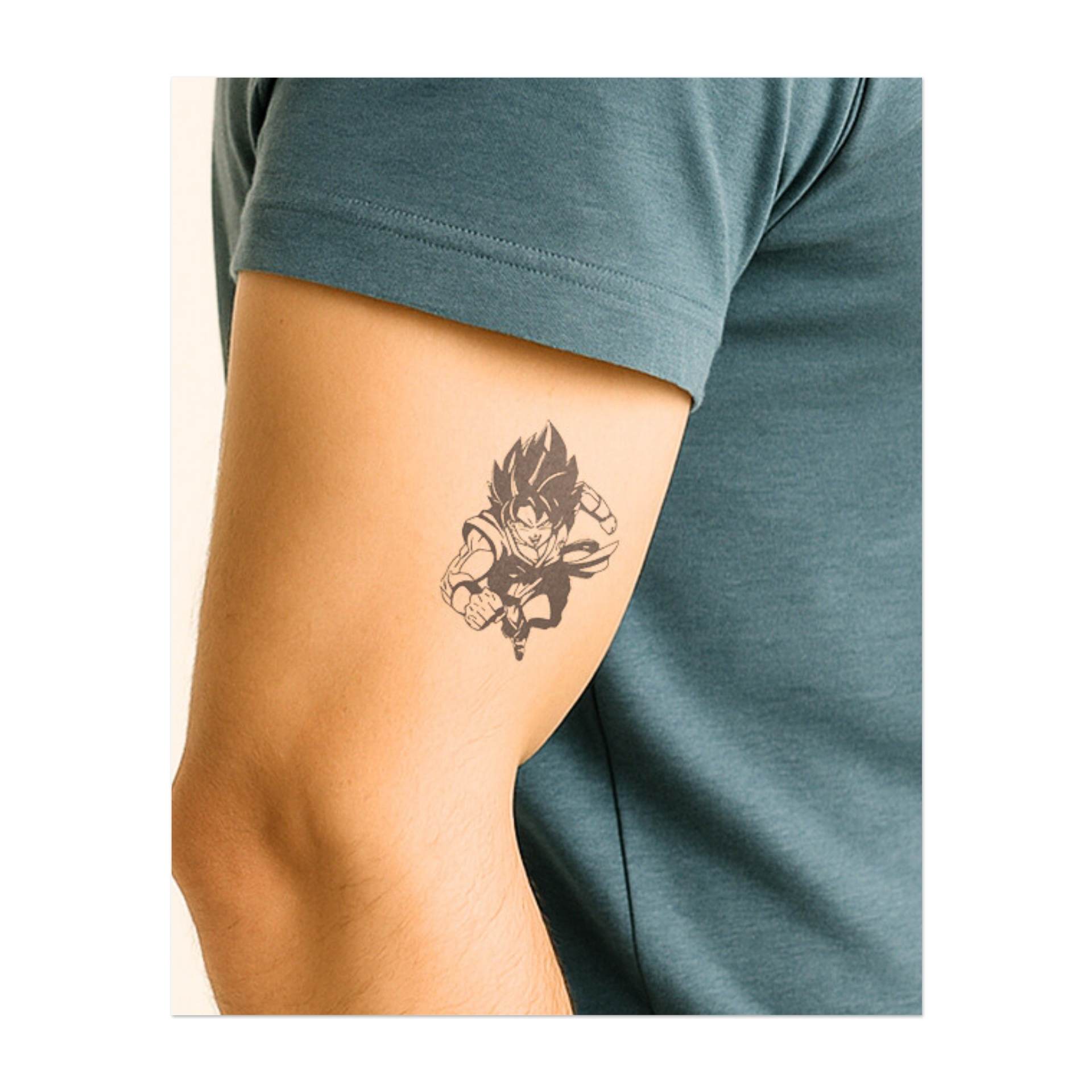 Goku nella sua forma di Super Saiyan, pronto a combattere con un'energia intensa. Questo tatuaggio rappresenta potenza, determinazione e un potenziale illimitato per superare gli ostacoli, perfetto per chi abbraccia la trasformazione e la forza.