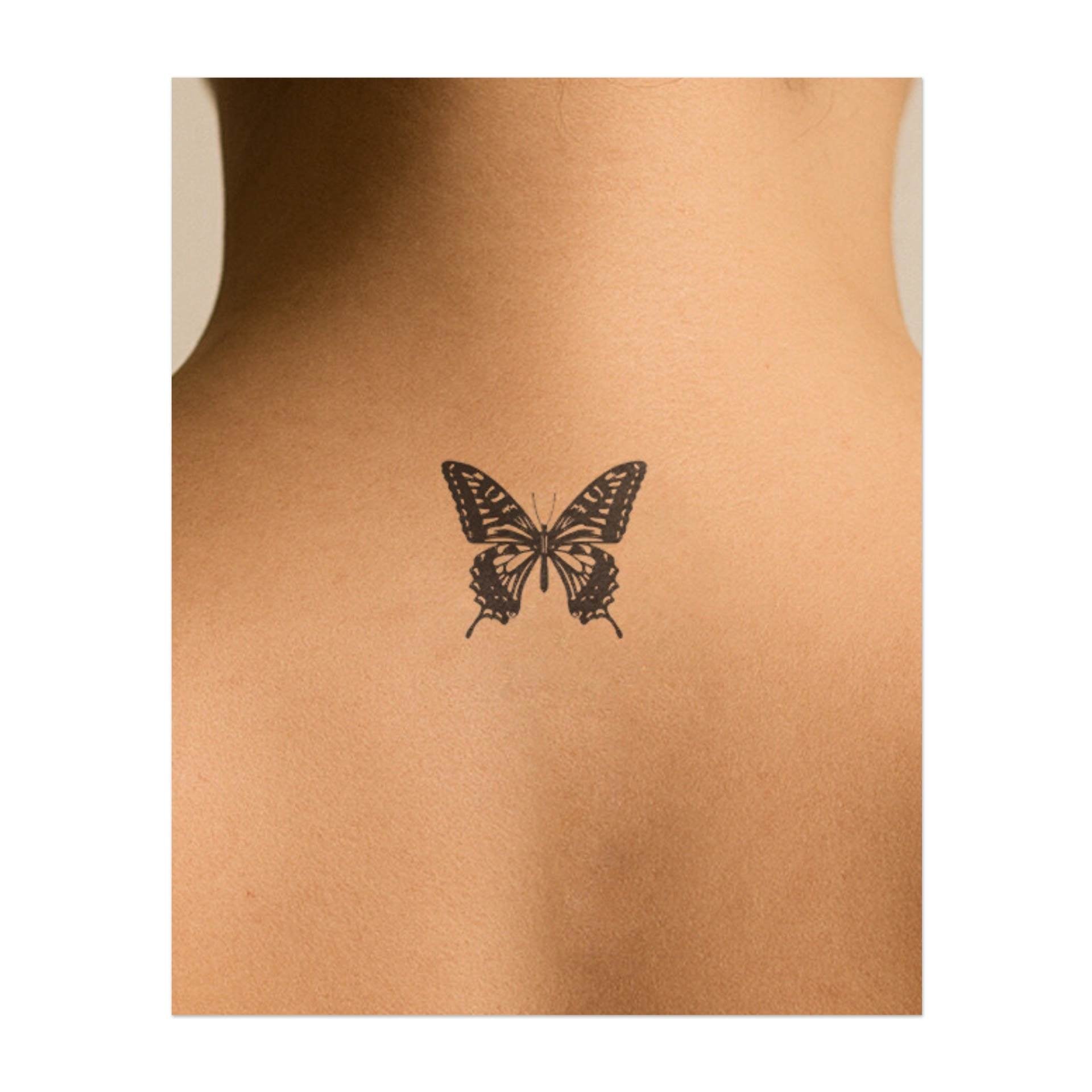 Una farfalla splendidamente dettagliata con le ali aperte, simbolo di libertà e bellezza. Questo tatuaggio rappresenta il cambiamento, la grazia e la crescita personale ed è perfetto per chi affronta i cambiamenti della vita con grazia.