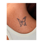 Una potente farfalla in volo, con le ali spiegate. Questo tatuaggio simboleggia la trasformazione, la libertà e la bellezza dell'espressione di sé, ideale per chi si sente liberato dal proprio percorso e dalla propria crescita personale.