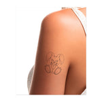 Un coniglietto dispettoso con un'espressione ringhiante e denti aguzzi. Questo tatuaggio rappresenta ribellione, carattere e un tocco di giocosità, perfetto per chi abbraccia la propria personalità coraggiosa e audace.