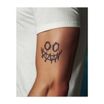 Un sorriso contorto e inquietante, con denti aguzzi e dettagli che trasudano. Questo tatuaggio simboleggia malizia, audacia e accettazione dell'insolito, ideale per chi vuole sfidare le convenzioni e distinguersi.