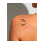 Un paio di labbra con una lingua giocosa che trasmette un'aria civettuola. Questo tatuaggio rappresenta sensualità, espressione di sé e attrazione, perfetto per chi abbraccia il proprio lato sicuro e audace.