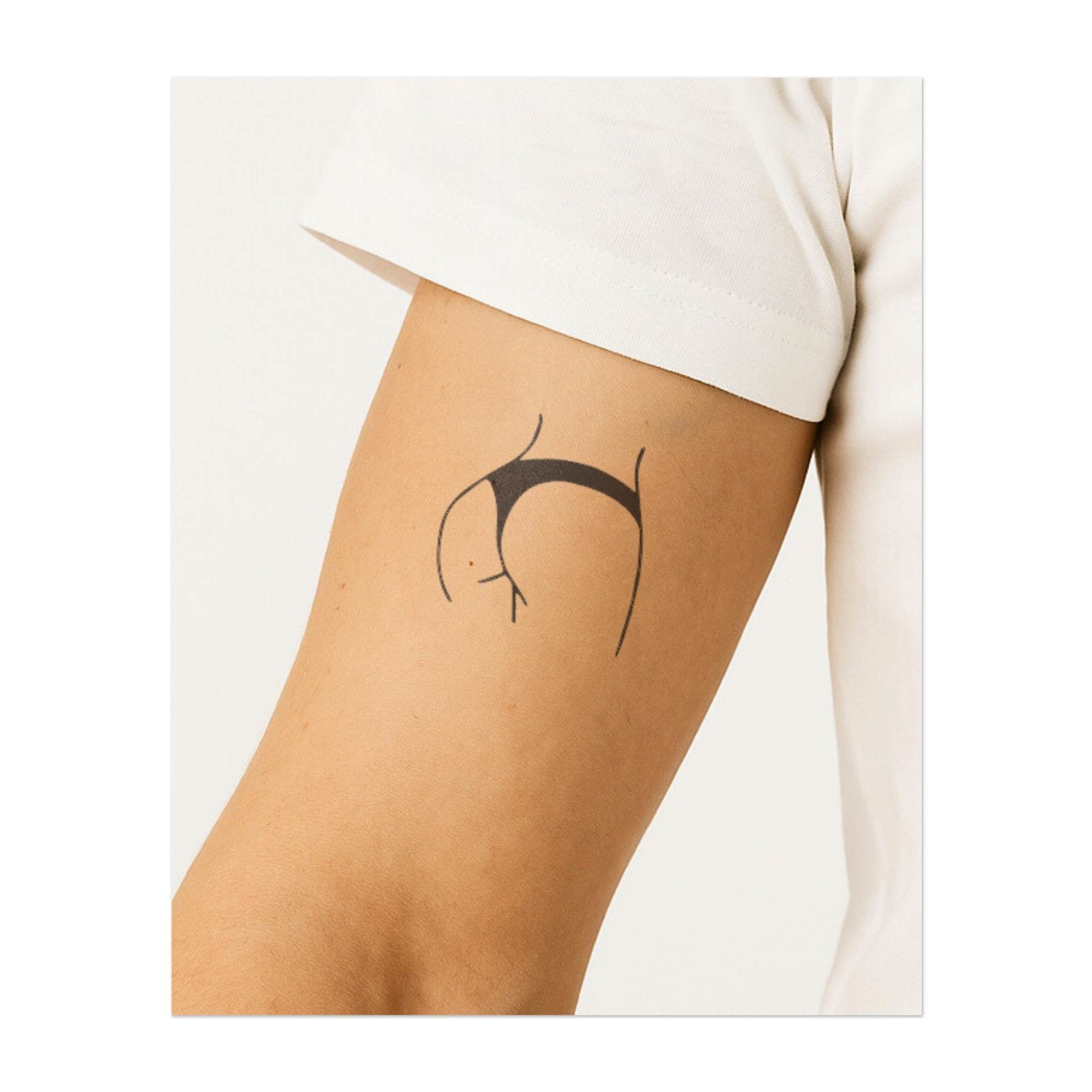 Una linea curva sottile ma elegante che accentua i contorni dei glutei. Questo tatuaggio rappresenta bellezza, sensualità e sicurezza di sé.
