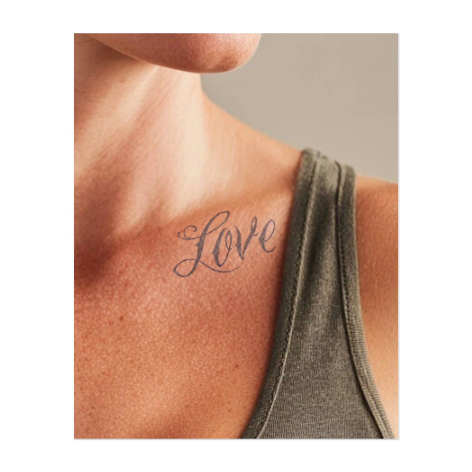 La parola "Amore" in una calligrafia elegante e fluida. Questo tatuaggio simboleggia il potere dell'amore, della connessione e dell'affetto ed è perfetto per coloro che considerano l'amore il fondamento della propria vita e delle proprie relazioni.