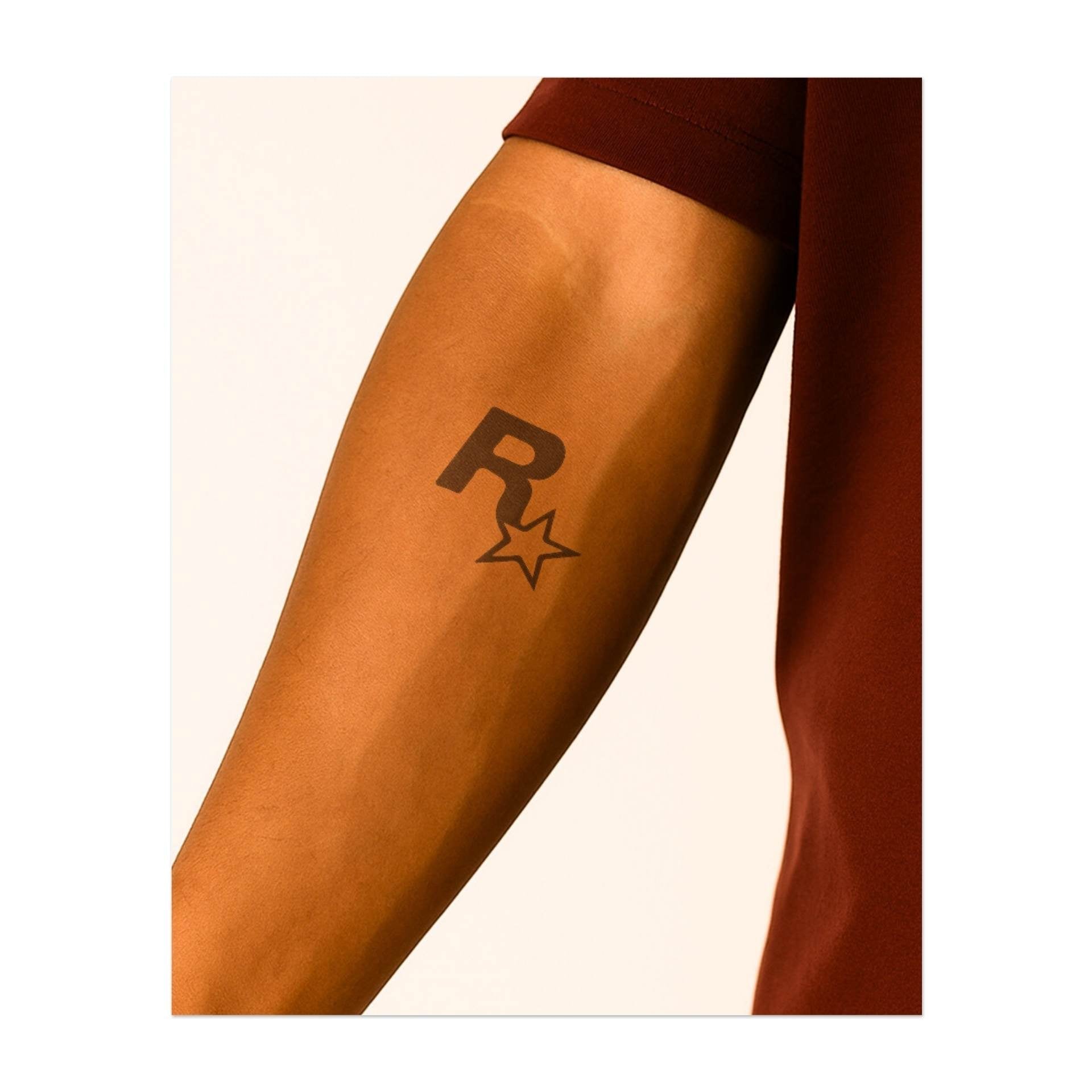 La "R" in grassetto abbinata a una stella rappresenta lo spirito del rock e della ribellione. Questo tatuaggio simboleggia la fama, l'individualità e l'energia di una vera rock star, perfetto per chi vive la vita con passione e creatività.