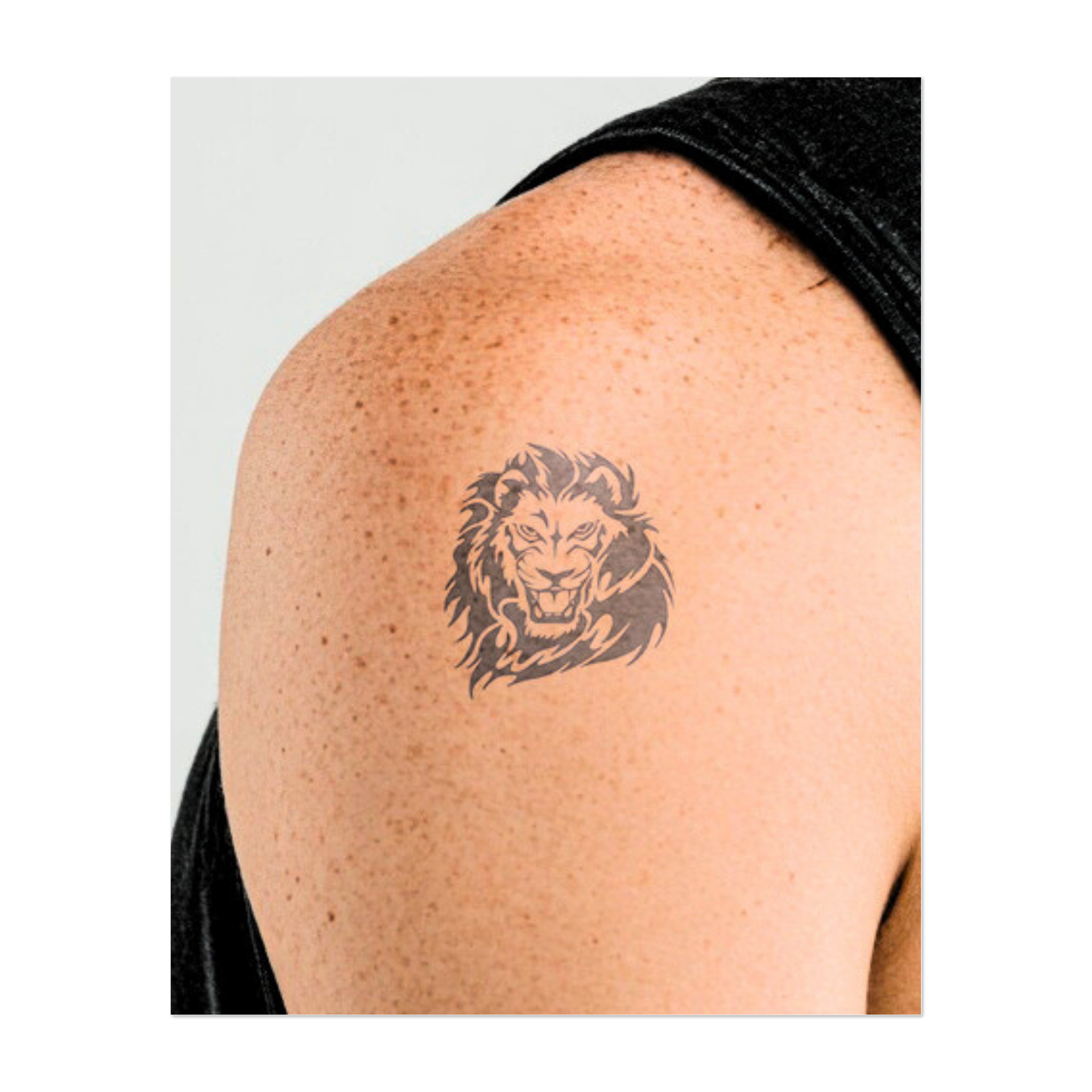 Una temibile testa di leone con un'espressione ruggente che esprime potere e autorità. Questo tatuaggio simboleggia forza, coraggio e leadership, perfetto per chi abbraccia la propria natura audace e impavida e guida con sicurezza.