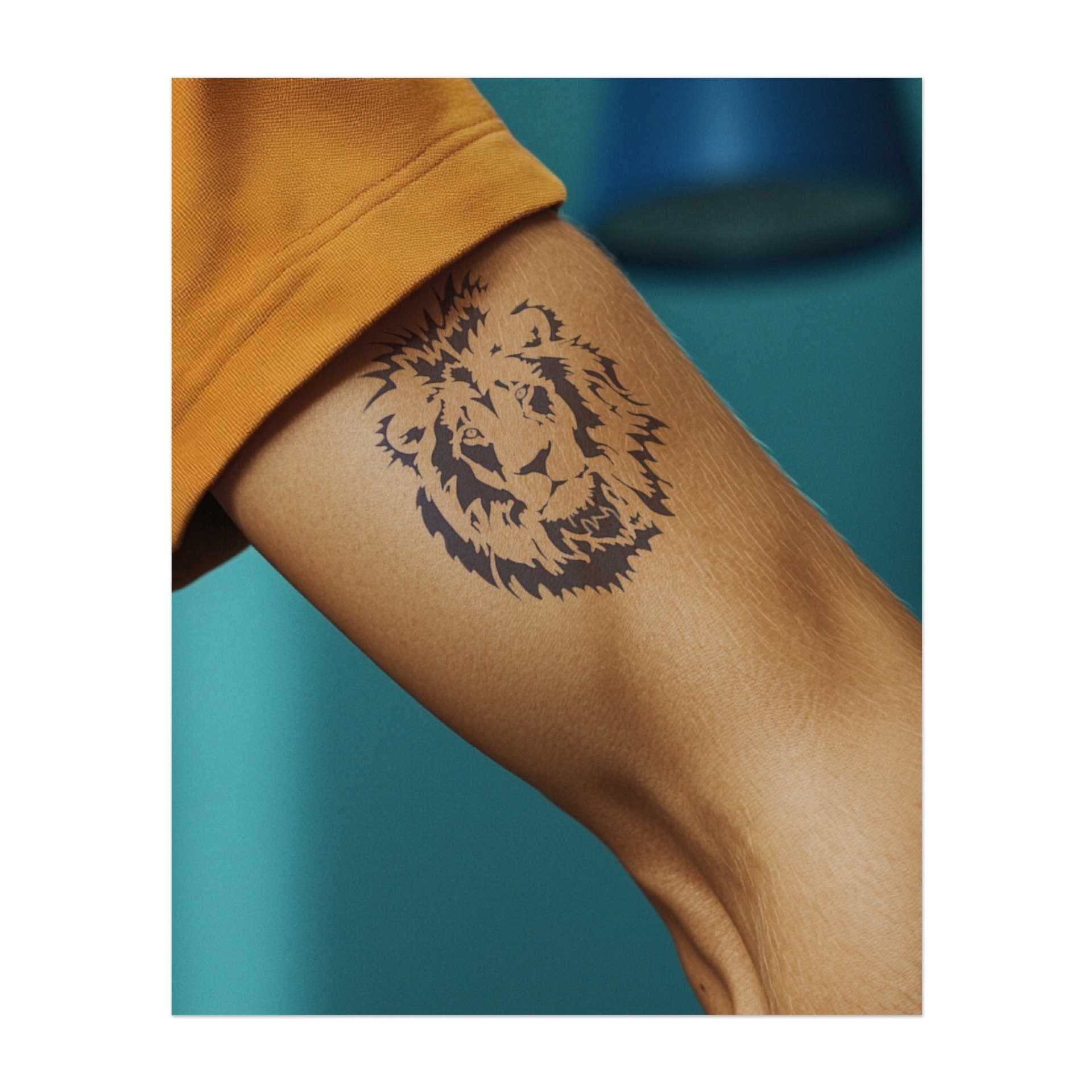 Una temibile testa di leone con una criniera dettagliata, simbolo di potere e regalità. Questo tatuaggio rappresenta leadership, coraggio e dominio, perfetto per chi accetta la propria forza e la propria natura sicura di sé.