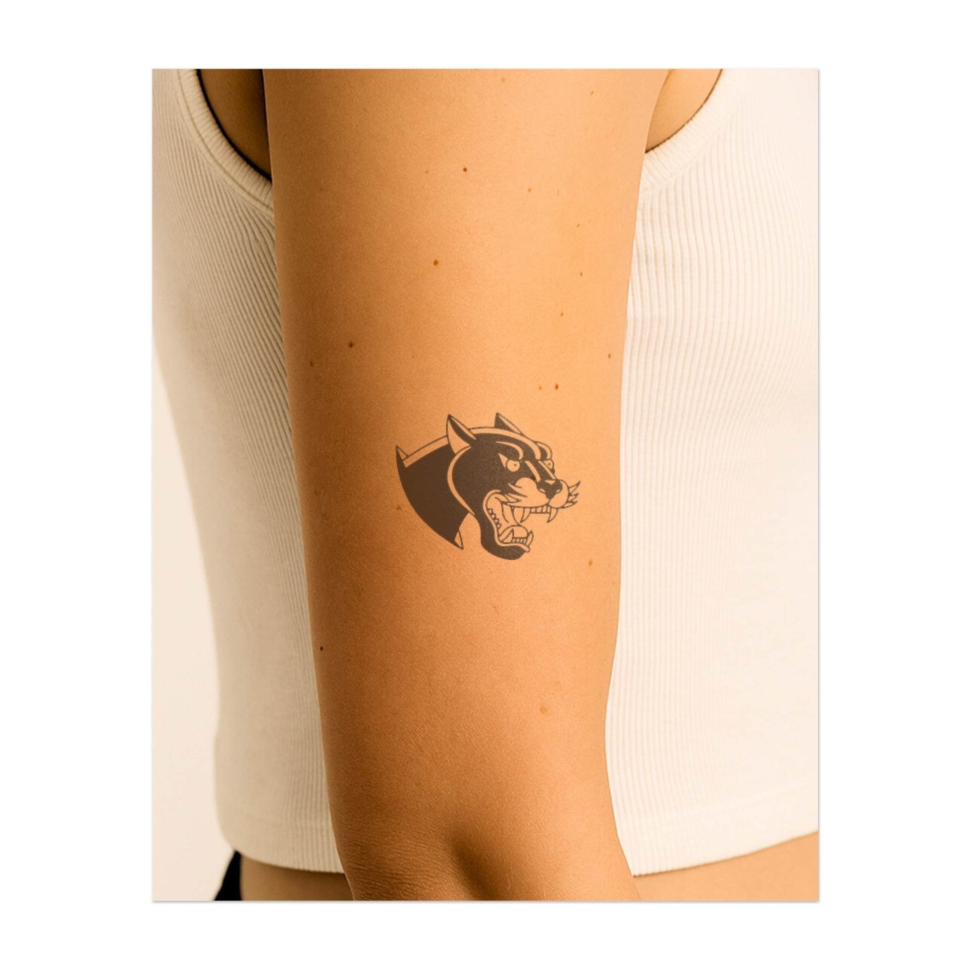 Una pantera snella con i denti scoperti, che trasuda aggressività e furtività. Questo tatuaggio simboleggia agilità, indipendenza e potenza, perfetto per chi ammira la grazia e lo spirito indomito della pantera.