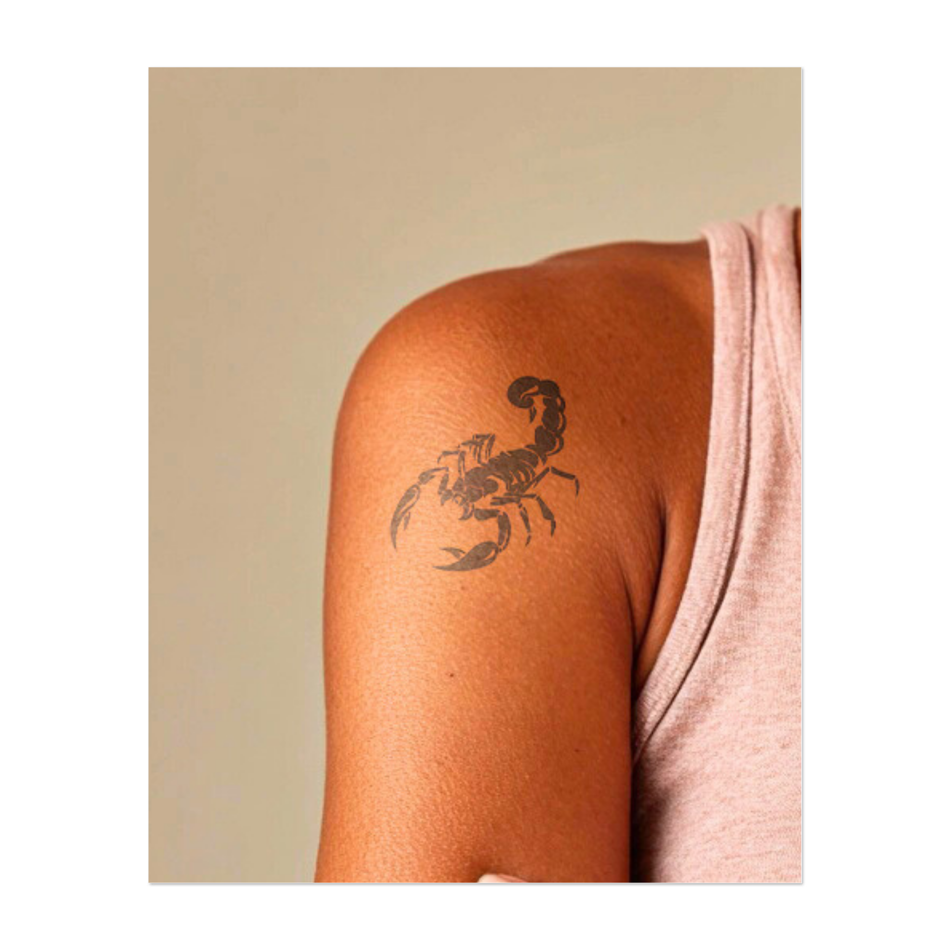 Uno scorpione dettagliato pronto ad attaccare simboleggia pericolo, protezione e resilienza. Questo tatuaggio rappresenta la forza di fronte alle sfide, ideale per chi abbraccia la propria natura impavida e difensiva.