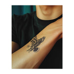 Un'aquila maestosa in volo, con le ali spiegate, simbolo di libertà, visione e potere. Questo tatuaggio rappresenta la determinazione e il coraggio di superare le sfide, ideale per chi punta in alto nella vita.