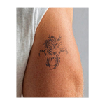 Un drago snello, dall'aspetto tribale, che si avvolge su se stesso in intricati disegni. Questo tatuaggio simboleggia la crescita personale, la protezione e lo spirito incrollabile di un guerriero, ideale per chi abbraccia il proprio percorso unico.