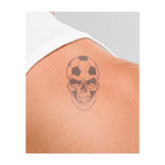 Un teschio con un pallone da calcio in cima, che unisce tenacia e sport. Questo tatuaggio simboleggia passione, determinazione e un amore appassionato per il gioco, perfetto per chi vive e respira calcio.