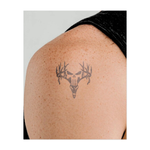 Un teschio con corna, che rappresenta la morte e la natura selvaggia, con un tocco di forza e resilienza.