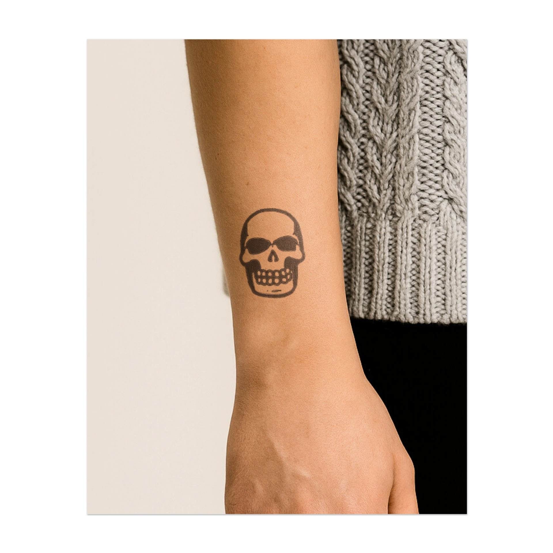 Un grande teschio con un ampio sorriso, simbolo di coraggio e accettazione della mortalità. Questo tatuaggio rappresenta il lato oscuro della vita, abbracciando sia l'inevitabile che la potente forza interiore.