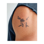 Un teschio pirata con spade incrociate dietro, che evoca ribellione e avventura. Questo tatuaggio simboleggia una vita di libertà, audacia e coraggio, ideale per chi vive con uno spirito ribelle.