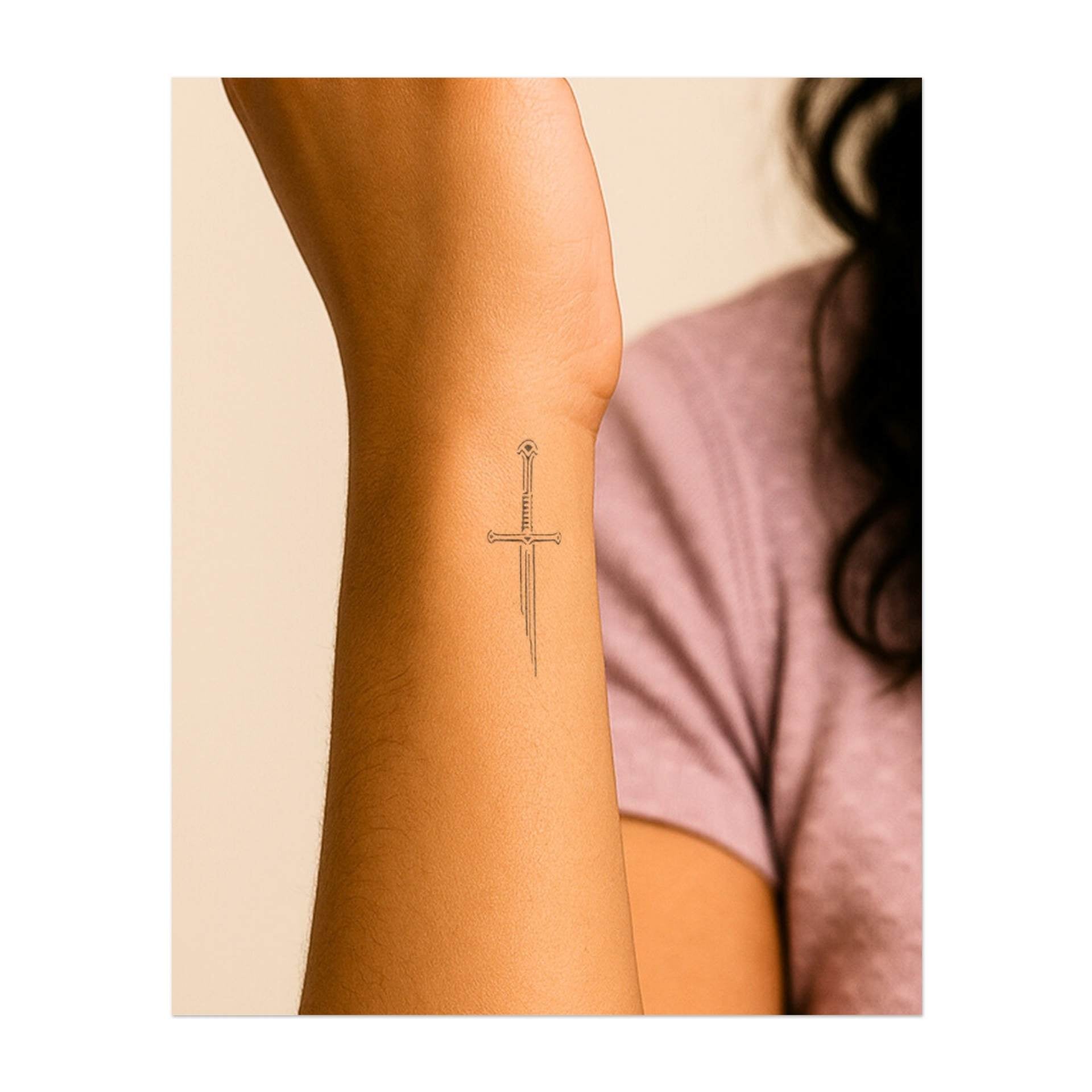 Una spada sottile e dettagliata che fende l'aria simboleggia coraggio, potere e onore. Questo tatuaggio rappresenta la lotta per ciò che è giusto, il superamento degli ostacoli e l'accettazione del proprio spirito guerriero.