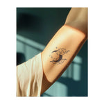Una luna crescente circondata da nuvole morbide e vorticose e stelle scintillanti. Questo tatuaggio rappresenta il mistero, i sogni e la bellezza della notte, ideale per chi trova conforto e ispirazione nel cielo illuminato dalla luna.