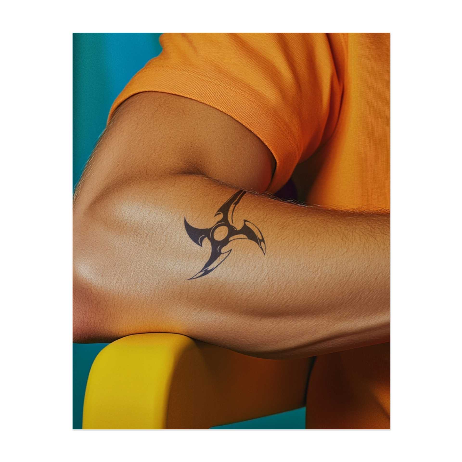 Uno shuriken affilato e stilizzato in movimento, simbolo di precisione, furtività e agilità. Questo tatuaggio rappresenta l'arte della concentrazione, dell'azione rapida e della maestria, ideale per chi apprezza disciplina e strategia.