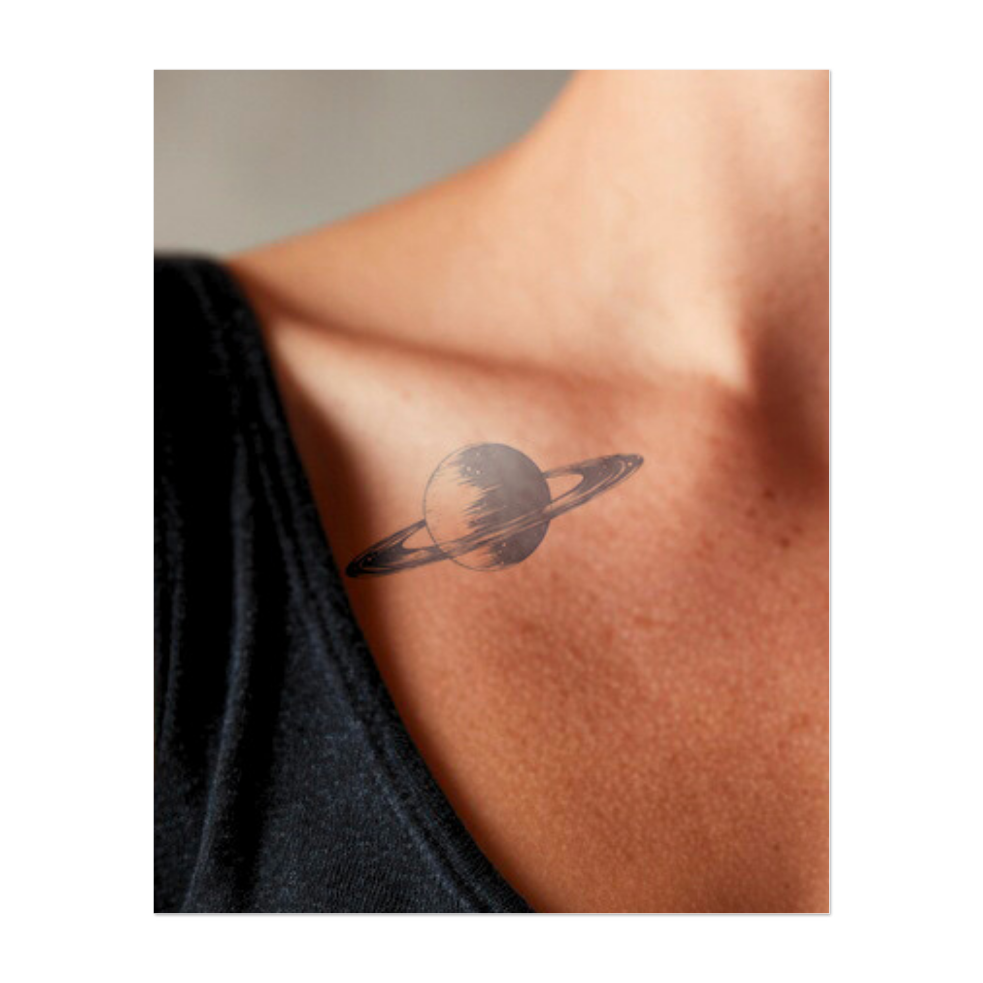 Una rappresentazione dettagliata di un pianeta circondato da un anello, a simboleggiare la vastità e il mistero dello spazio. Questo tatuaggio rappresenta la scoperta, la curiosità e le infinite possibilità dell'universo, ideale per chi sogna le stelle e abbraccia l'ignoto.