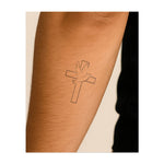 Una colomba che vola sopra una croce, simbolo di pace, spiritualità e speranza. Questo tatuaggio rappresenta la fede, la protezione divina e il cammino verso la pace interiore, ideale per chi abbraccia la propria spiritualità e il potere della pace.