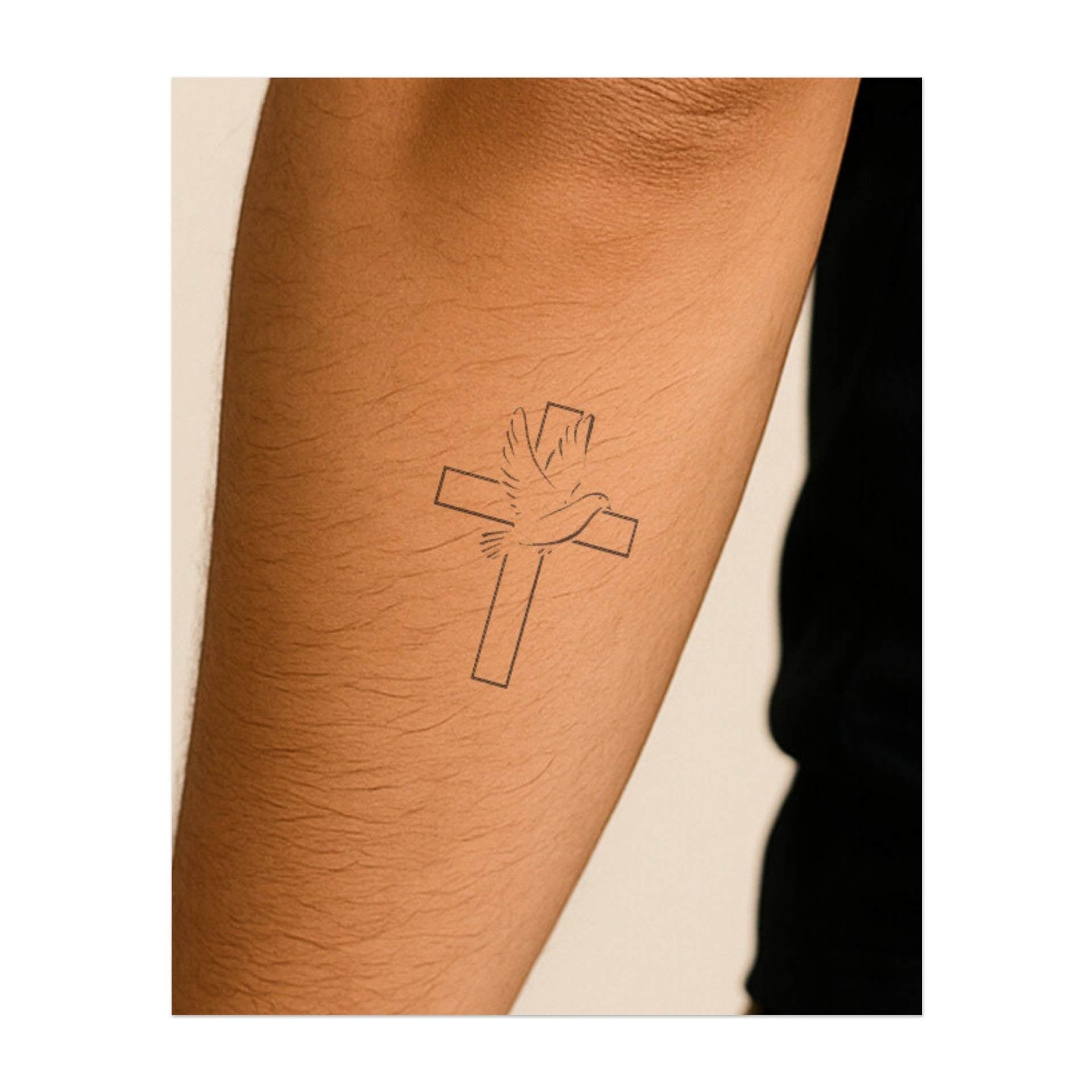 Una colomba che vola sopra una croce, simbolo di pace, spiritualità e speranza. Questo tatuaggio rappresenta la fede, la protezione divina e il cammino verso la pace interiore, ideale per chi abbraccia la propria spiritualità e il potere della pace.