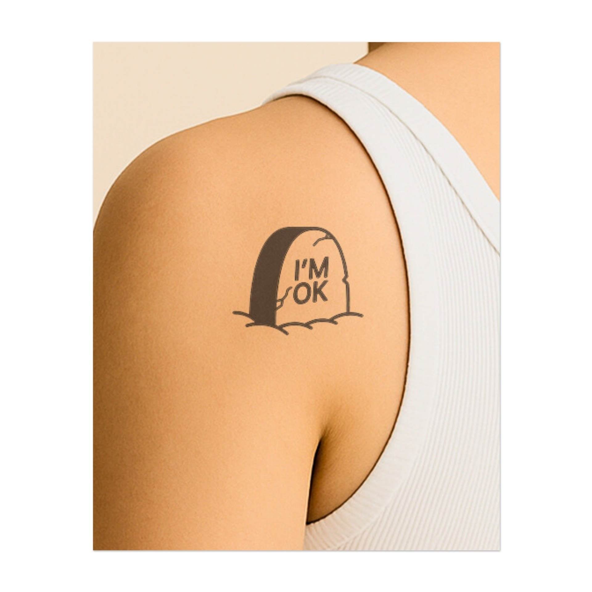 Un divertente tatuaggio sulla lapide con incisa la scritta "Sto bene", che simboleggia la resilienza e il superamento delle difficoltà con un atteggiamento allegro. Questo tatuaggio rappresenta la forza di affrontare i momenti difficili con umorismo e pace interiore.