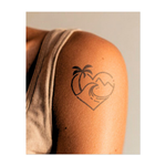 Un cuore formato da un'onda, montagne e una palma simboleggia l'amore per la natura, l'avventura e la tranquillità. Questo tatuaggio rappresenta il legame sereno ma emozionante con il mare e la bellezza della vita isolana.