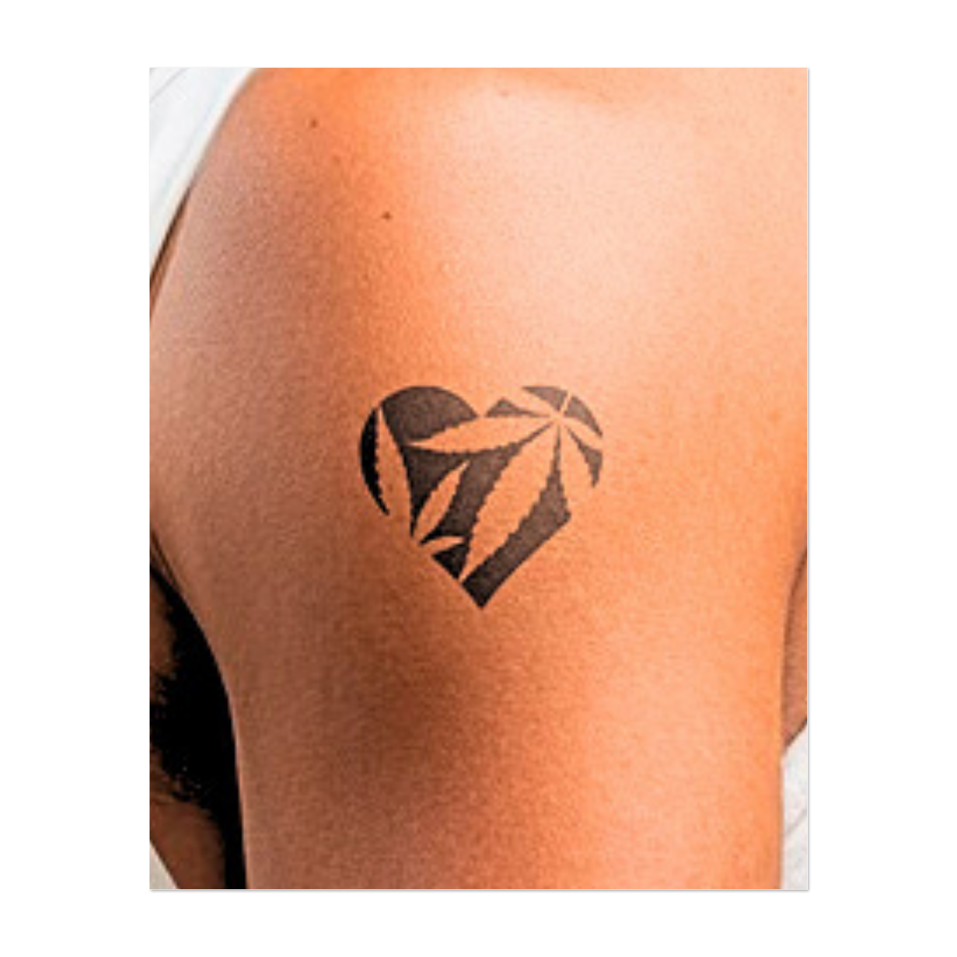 Un cuore fatto di foglie di cannabis simboleggia libertà, amore e uno stile di vita rilassato. Questo tatuaggio rappresenta l'accettazione della natura, la crescita personale e un approccio aperto alla vita.