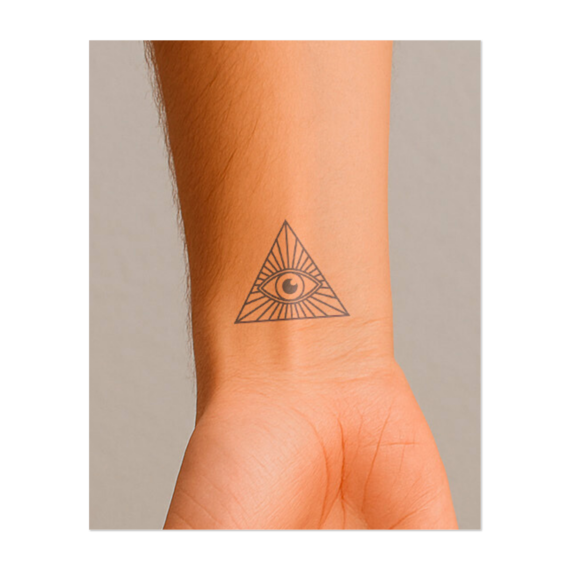 Un occhio racchiuso in un triangolo che emette raggi di luce verso l'esterno. Questo tatuaggio simboleggia saggezza, consapevolezza e intuizione spirituale, ideale per chi cerca una conoscenza più profonda e l'illuminazione.