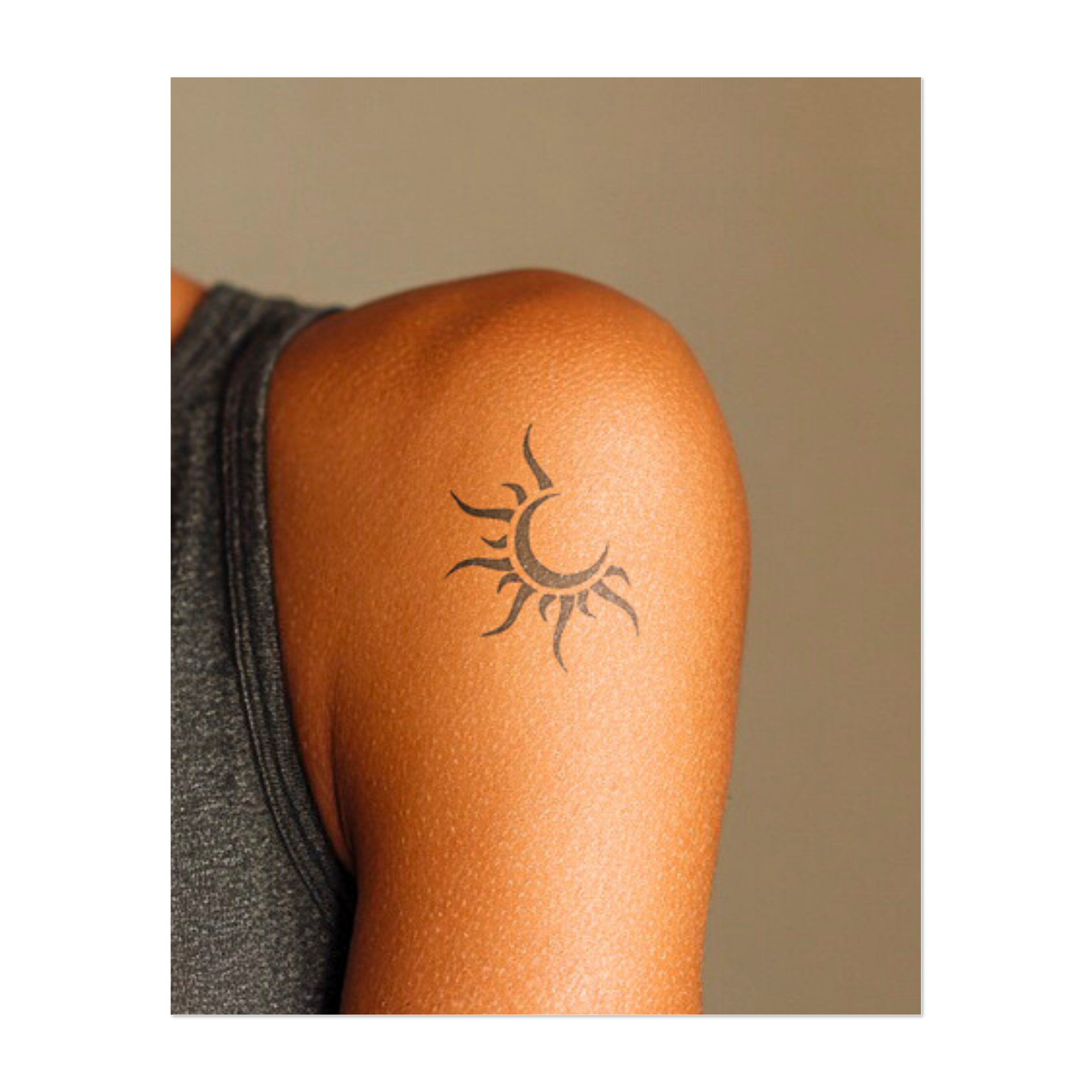 Un sole stilizzato e una luna crescente intrecciati simboleggiano l'equilibrio, la dualità e il ciclo del giorno e della notte. Questo tatuaggio rappresenta l'armonia tra gli opposti.