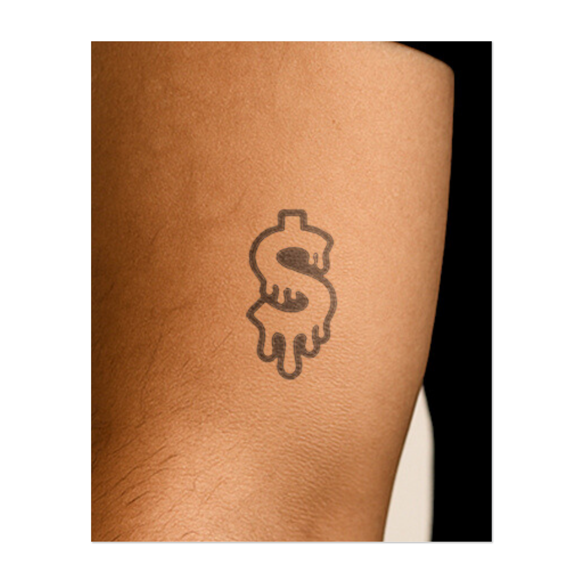 Un simbolo del dollaro che si scioglie e gocciola simboleggia prosperità, fluidità e la natura transitoria del denaro. Questo tatuaggio rappresenta il flusso costante del successo finanziario e ci ricorda che il denaro va e viene.