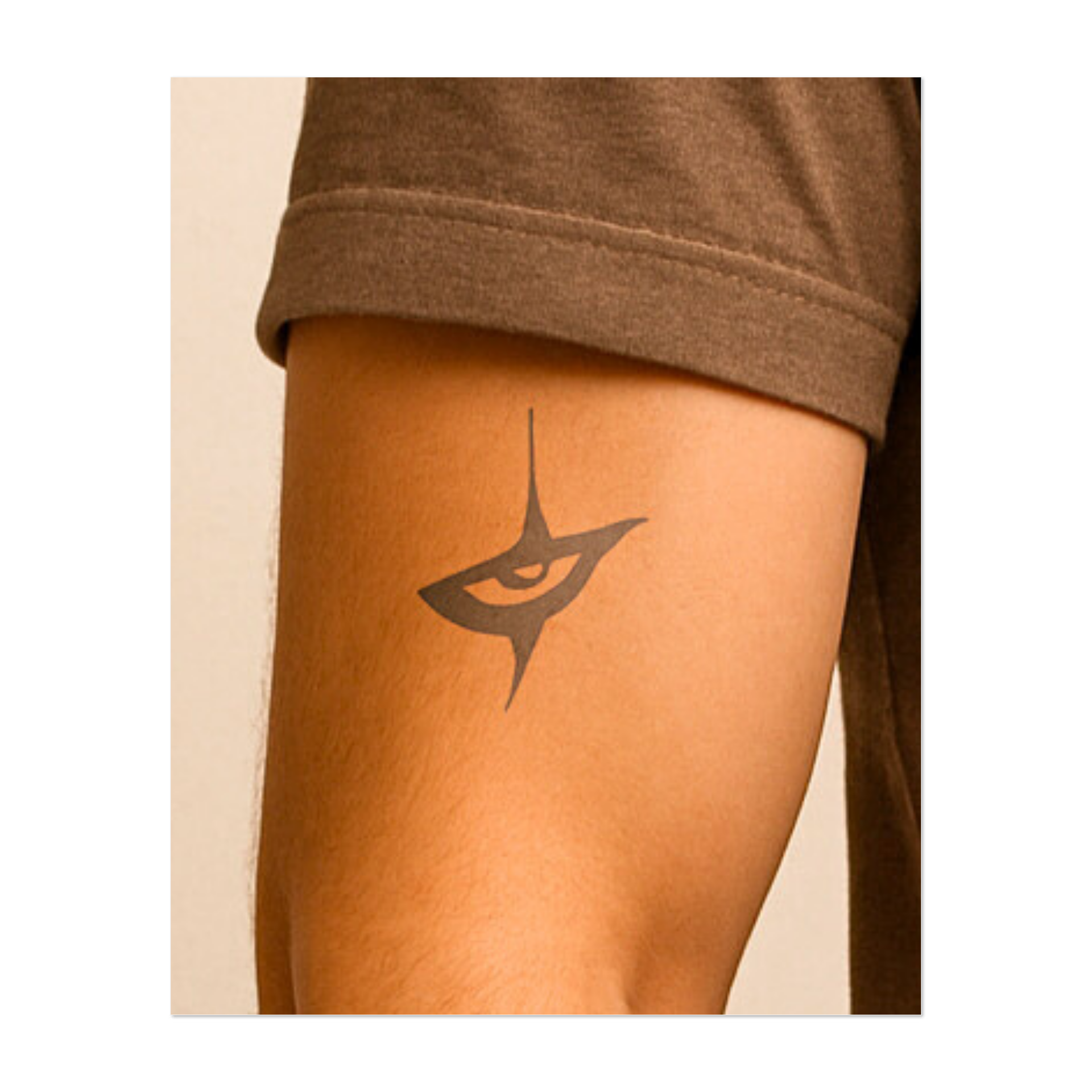 Un occhio potente e astratto all'interno di una stella, che simboleggia la percezione, l'intuizione e la visione che va oltre la superficie.