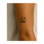 Un'impronta di mano stampata su una posa astratta e curva. Questo tatuaggio simboleggia intimità, connessione e lasciare un segno.