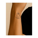 Un fantasma giocoso e semplice con grandi occhi che aleggia nell'aria. Questo tatuaggio simboleggia segretezza, divertimento e un'interpretazione umoristica del soprannaturale.