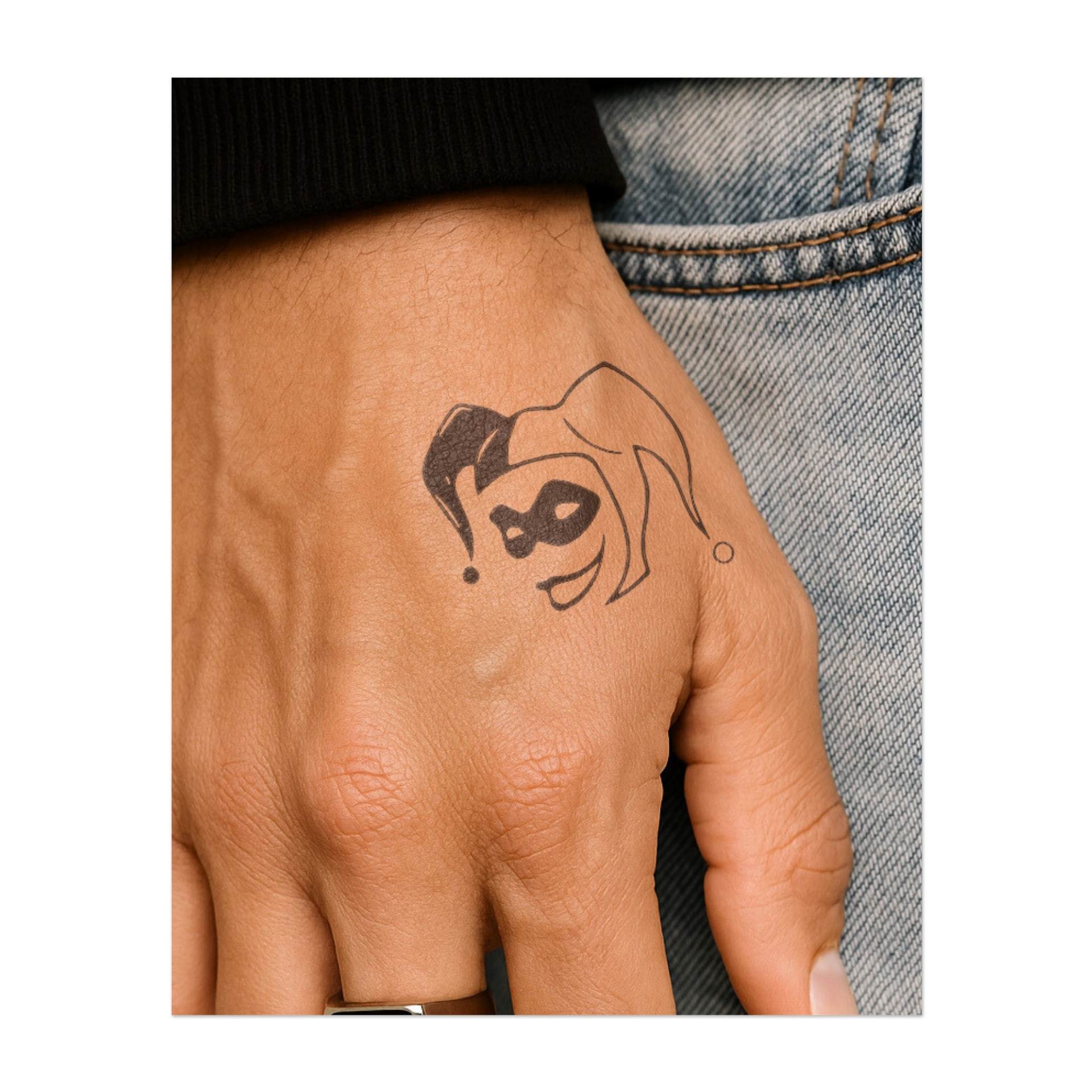 Una rappresentazione giocosa e maliziosa del volto di Harley Quinn con il suo iconico berretto pazzo e un'espressione sfacciata.