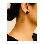 Una bellissima rosa con fiamme che si alzano dai suoi petali simboleggia la passione e l'intensità dell'amore.