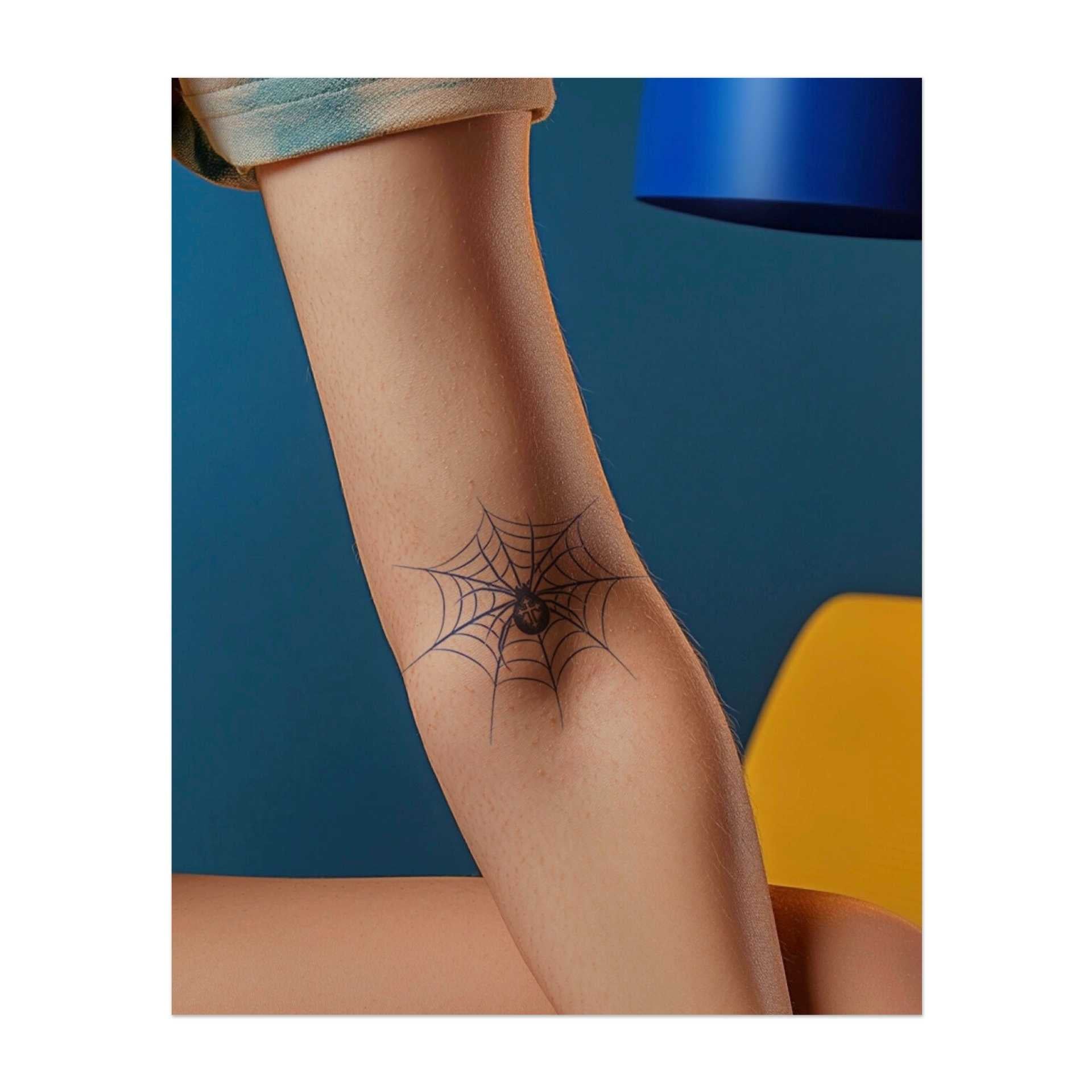 Un delicato ragno che tesse la sua ragnatela, ogni filo è collegato al successivo. Questo tatuaggio minimalista mette in mostra la bellezza del design naturale.