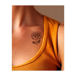 Una singola rosa che si apre in perfetta simmetria. Questo elegante tatuaggio cattura la bellezza del fiore più romantico della natura.